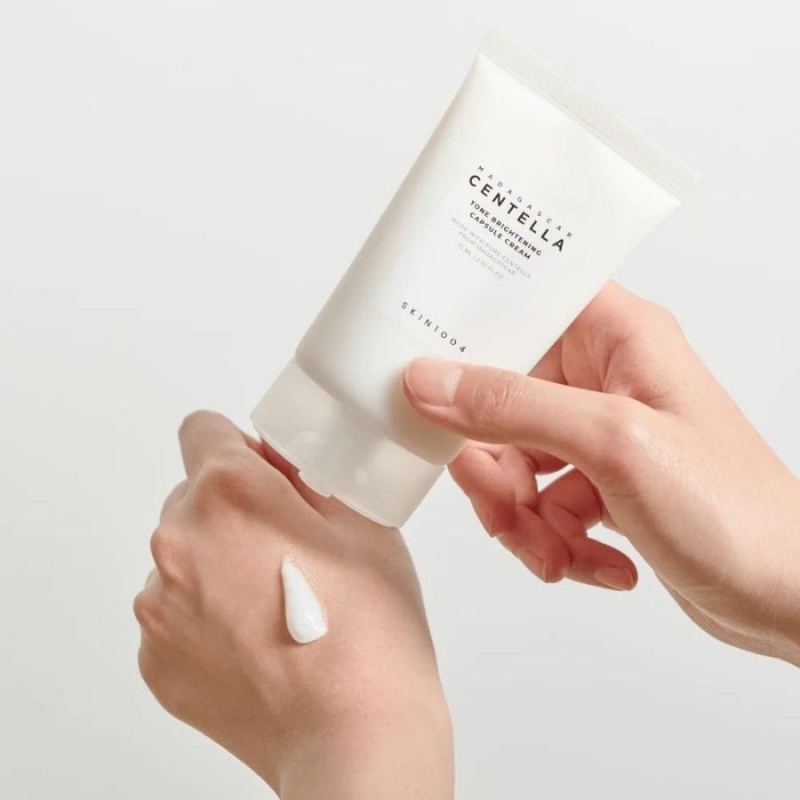 Изсветляващ крем с ниацинамид и центела за неравномерен тен SKIN1004 Tone Brightening Capsule Cream 50 ml — снимка 3