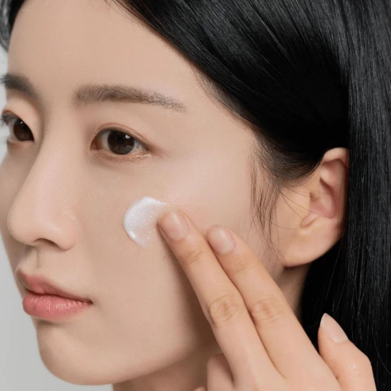 Изсветляващ крем с ниацинамид и центела за неравномерен тен SKIN1004 Tone Brightening Capsule Cream 50 ml — снимка 4