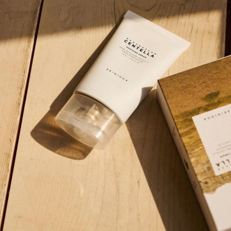 Успокояващ крем-гел за лице с Centella Asiatica, серамиди и трегалоза SKIN1004 Madagascar Centella Soothing Cream 75 ml — сни